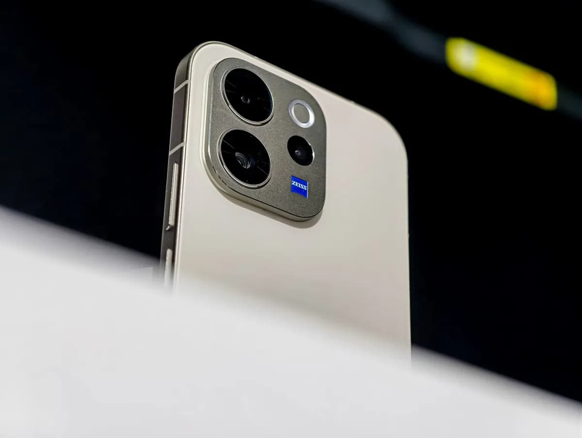 Vivo V70 Elite Review: Smartprix Notes Snapdragon Leap, Flags 8MP Ultrawide