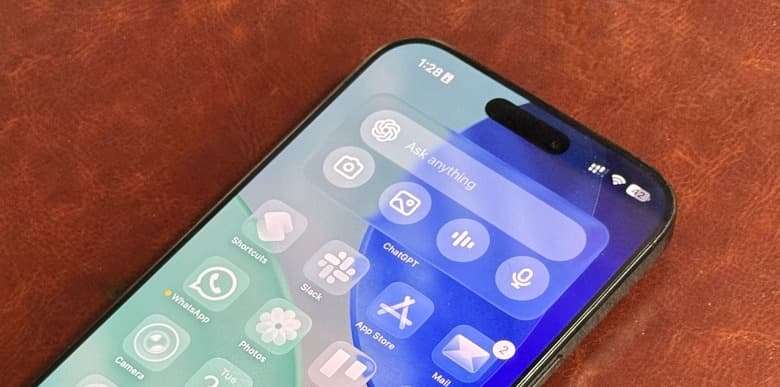 iOS 26: Customize Your iPhone Home Screen with Liquid Glass & Clear Layout
