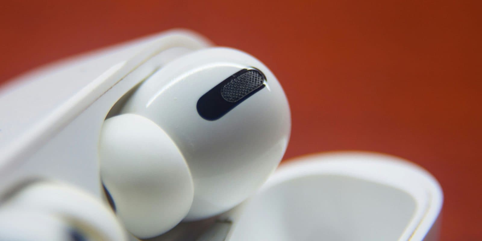 AirPods 60/60 Rule: Audiologists' Guide to Safe Headphone Volume