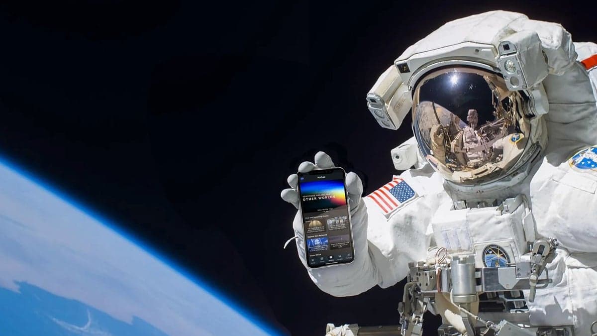 NASA Allows Astronauts to Use iPhones and Android Smartphones in Space